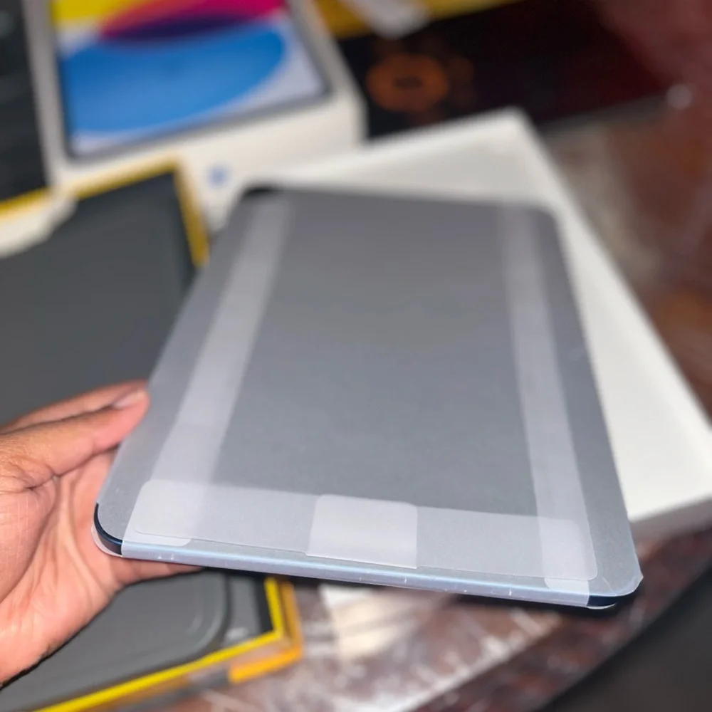 Apple Silver iPad Tablet never used w/keyboard case and screen protector
